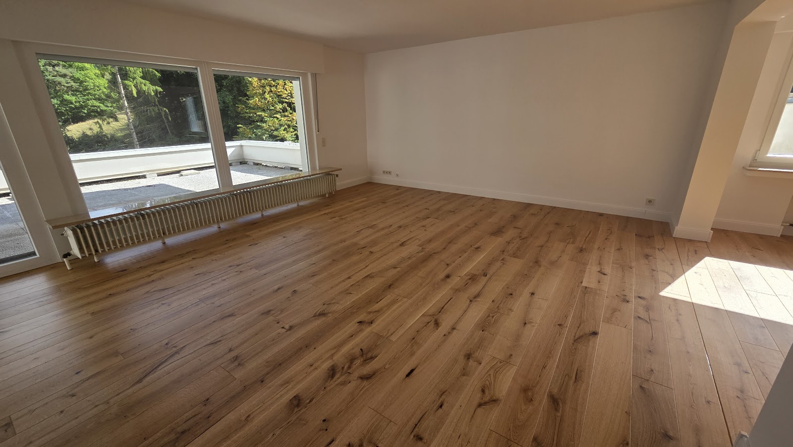 Parkett bis zur Terrassentür verlegt