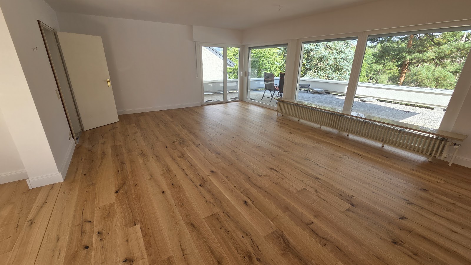 Wohnzimmer mit frisch verlegtem Eichenparkett, Beispiel für Bonn