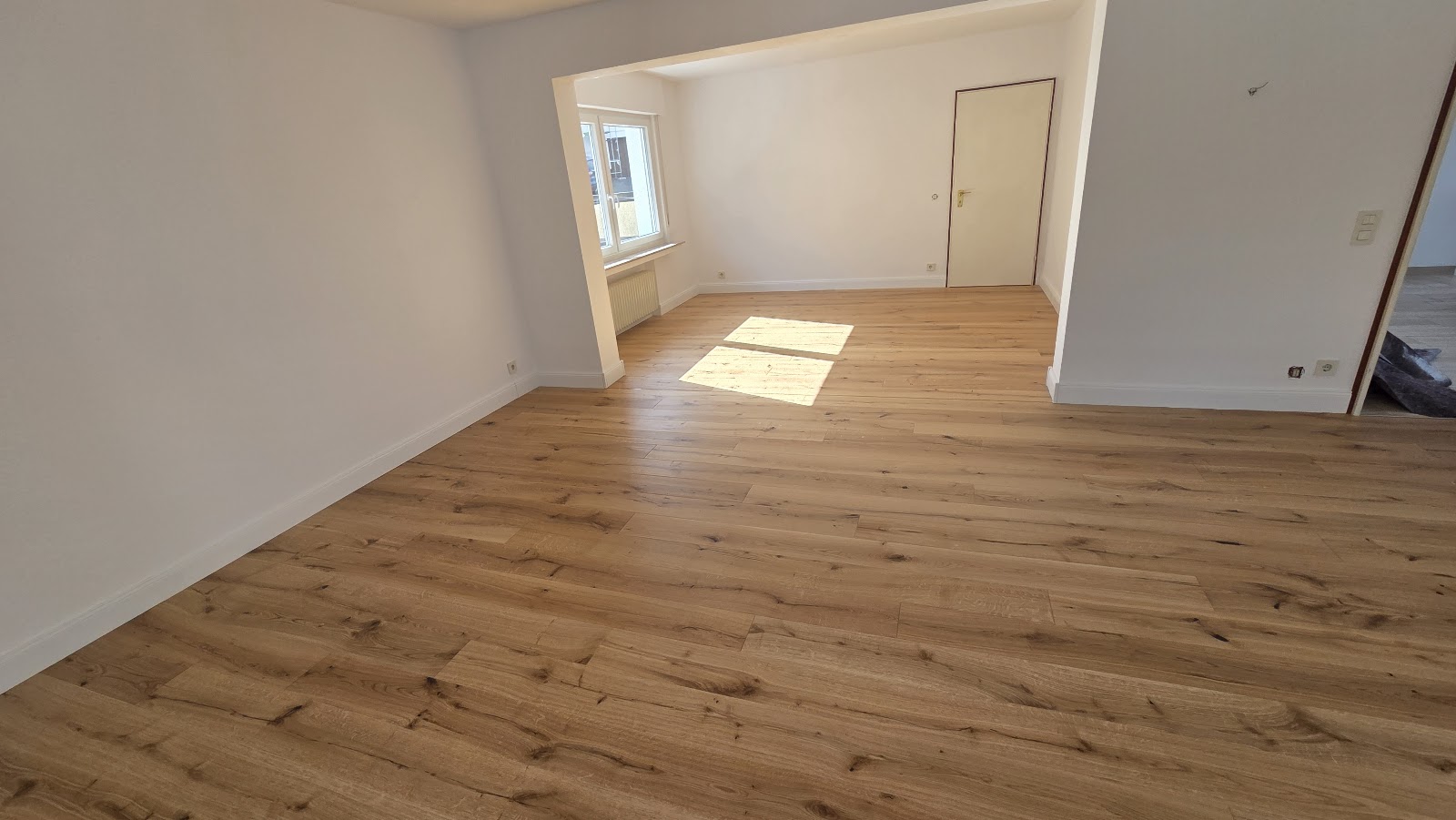 Weiteres Zimmer mit neu verlegtem Eichenboden